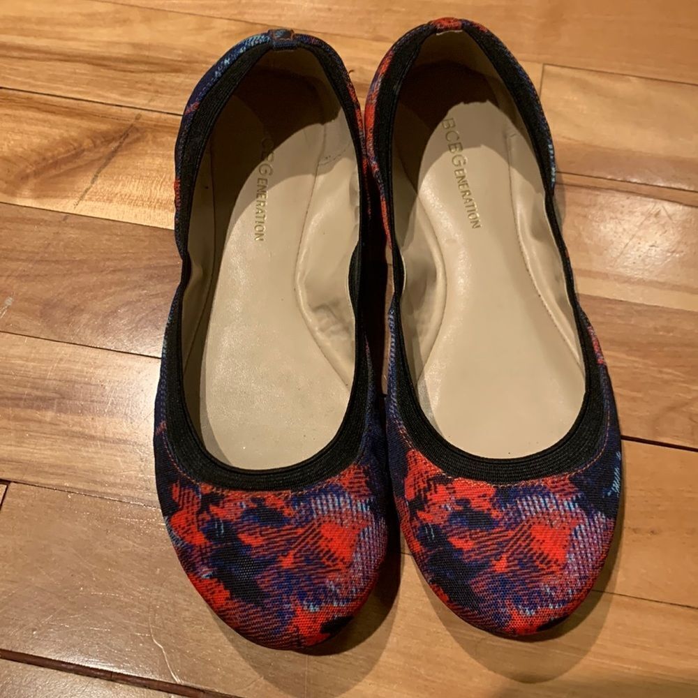 BCBGENERATION print fabric flats. Elastic edge. Nonslip forefoot sole Size 6 1/2